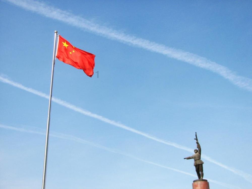 江西赣州：小车撞护栏3人被困，消防员紧急救援